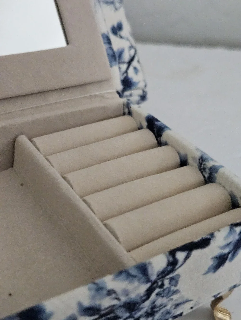 NWOT Mini Sofa Jewelry Box
